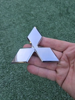 MITSUBISHI ECLIPSE 2006-2012 PARACHOQUES DELANTERO EMBLEMA LOGOTIPO INSIGNIA SIGNO USADO FABRICANTE DE EQUIPOS ORIGINALES 06-12 Foto 1 de 4