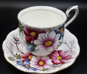 Taza y platillo floral Royal Albert Flor del Mes Cosmos Bone China ¡COMO NUEVO! - Imagen 1 de 3