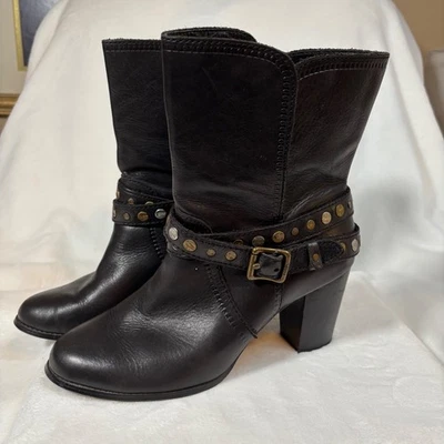 Botines de tacón alto de cuero negro con cinturón Fossil Didi talla 11M Foto 1 de 4