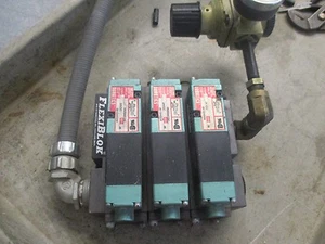 Numatics FlexiBlok with: (3) 082SA415M Valves and Norgren R08-200-RNMA Regulat - Photo 1/4