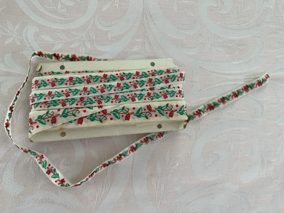 VARIAS YARDAS DE ADORNOS DE TELA VINTAGE DE DISEÑO DE VID ROJA Y VERDE .5 Y 1 PULG Foto 1 de 1