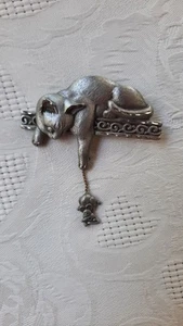 Vintage JJ Jonette Anstecknadel Katze baumelnde Maus zinnfarben Brosche signiert - Bild 1 von 3