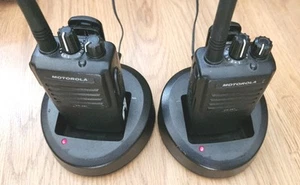 x2 Motorola Analogue VX261 Handheld Two-Way Radio -With Base And Battery -Tested - Zdjęcie 1 z 6