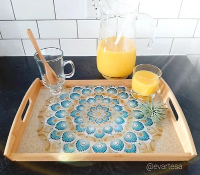 Bandeja para servir Mandala Dot X-Large de bambú pintada a mano con asas y acabado de resina Foto 1 de 4