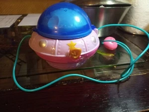 BEL GIOCATTOLO UFO MATTEL POLLY POCKET BAMBINA, OTTIME CONDIZIONI - Foto 1 di 6