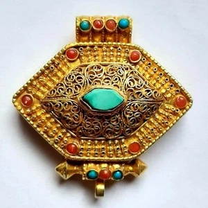 Medallón de piedra turquesa Nepal colgante de oración amuleto tibetano Ghau chapado en oro de 2" - Imagen 1 de 1