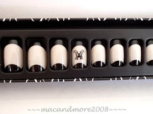 Nuovo con scatola Mac Ruffian Manicure Spectator ~ set unghie artificiali a pressione ~ crema/nero - Foto 1 di 3