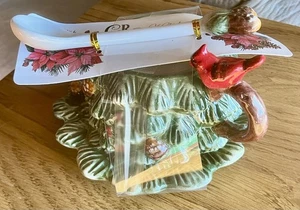 Corner Ruby - Neu - Red Cardinal Teetassenbaum - Untertasse & Tannenzapfen Löffel - Bild 1 von 5