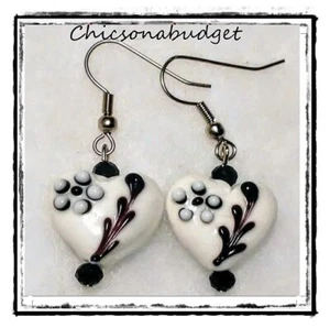 Wunderschöne weiß schwarze Lampwork Glas Herz Ohrringe von chicsonabudget - Bild 1 von 1