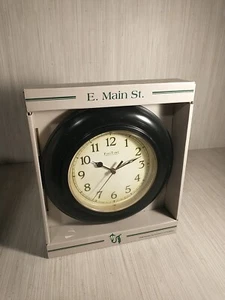 E. Main Street Firstime Wanduhr 8 x 8,25 cm - Bild 1 von 5