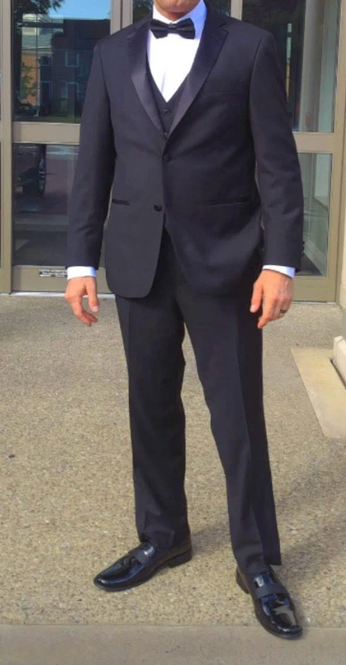 42R Completo Esmoquin Giorgio Fiorelli - Chaqueta Pantalones Camisa Chaleco Pajarita Zapatos Foto 1 de 4