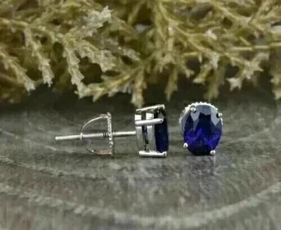 Aretes de zafiro azul creados en laboratorio de corte ovalado de 6*4 mm enchapados en oro blanco de 14K Foto 1 de 4