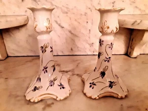 Französischer Porzellan Boudoir Kerzenständer mit handbemalter lila Iris' - Bild 1 von 4