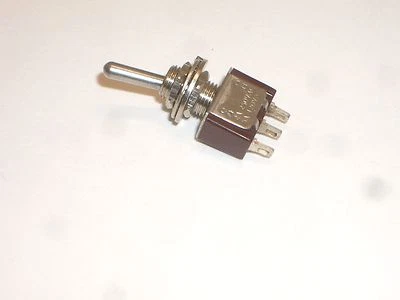 INTERRUPTOR DE PALANCA MINIATURA ENCENDIDO GC ELECTRONICS 35-004 SPDT 5A 125VAC Foto 1 de 2