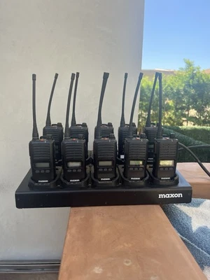 Maxon TJ-3400UM UHF 440-470MHz Job Site Radio 2 Watt w/ Charging Dock - Image 1 of 4