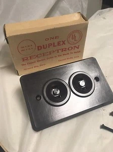 1940 BROWN BAKELITE DUPLEX ELECTRIC OUTLETS HOWARD MFG."RECEPTRON" NEW OLD STOCK - Picture 1 of 6