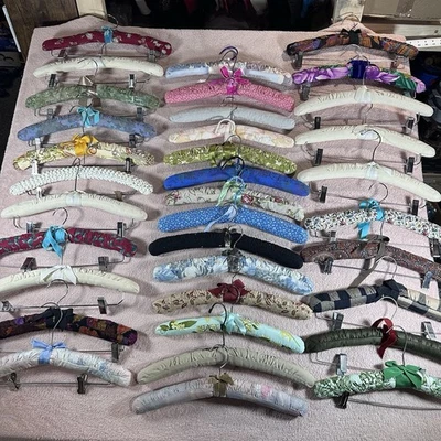 Lote de 30+ cabides de lingerie Katherine Sorenson vintage acolchoado cetim boudoir - Imagem 1 de 4