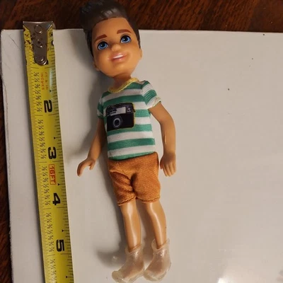 Barbie Chelsea Club: Niño Muñeca Morena - Camisa Cámara Rayas Verdes Foto 1 de 3