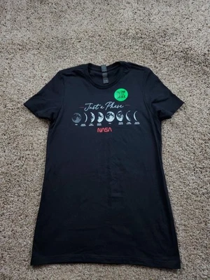 Camiseta NASA Mujer Pequeña Negra Just a Phase Moon Brilla en el Espacio Oscuro Foto 1 de 4