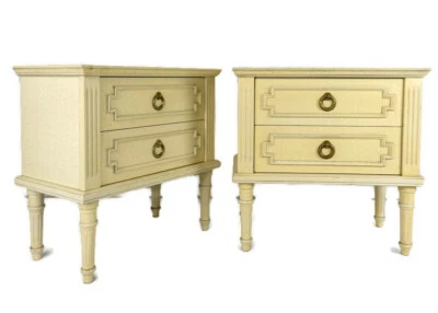 Mesitas de noche para pareja Mesas auxiliares vintage provinciales francesas blancas madera agrietada  Foto 1 de 4