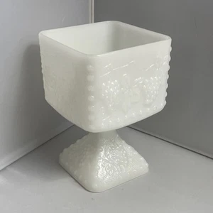 Vintage weiß Milchglas Standfuß quadratisch Traube und Blatt Muster Süßigkeiten Schale - Bild 1 von 7