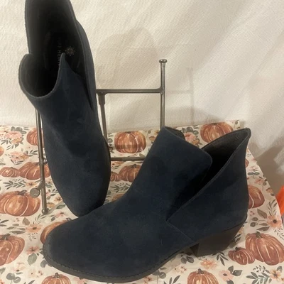 Botín de gamuza tallada con volantes, azul, 8,5 Foto 1 de 4