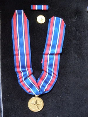 PREMIO CIVIL EJÉRCITO DE ESTADOS UNIDOS POR VALOR CONJUNTO EN CINTA DE CUELLO CON CAJA Foto 1 de 3