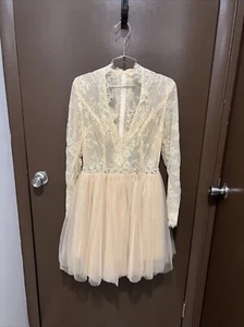 Women’s Size Medium M Gold Tulle and Lace V-Neck Sleeved Short Formal Dress - Picture 1 of 3