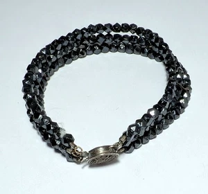 Antikes dreistrangiges tiefschwarzes Glasperlenarmband verzierter Sterlingsilberverschluss - Bild 1 von 5