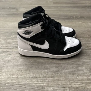 Nike Boys Air Jordan 1 High FD1437-010 Black Basketball Shoes Sneakers Size 4Y - Picture 1 of 5