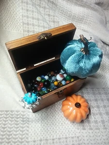 Holz Schmuck oder Keepskate Box mit Glasmurmeln innen zusammen zu verkaufen - Bild 1 von 4