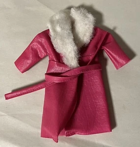 Abrigo de vinilo de cuero rosa intenso vintage exclusivo de Barbie Sears Glamour Group 1510 - Imagen 1 de 9