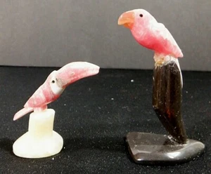 Zwei Rosenquarz geschnitzte Papageien auf Naturfelsständern aus Brasilien - Bild 1 von 9