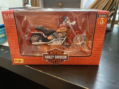 Maisto Series 5 Harley-Davidson 1:18 1986 FLST Heritage Softail Evolution - Image 1 of 2