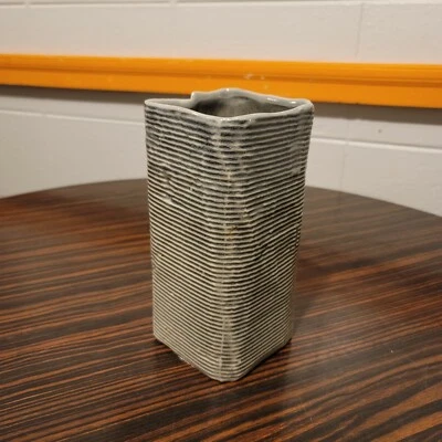 Jarrón West Elm Corr Rec Jarrón Mediano 8" Rayas Brutalista Estilo Industrial Moderno Foto 1 de 4