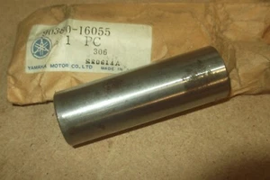 YAMAHA IT175 YZ125 ORIGINALE NOS BRACCIO OSCILLANTE SINISTRO BOCCOLA SOLIDA - # 90380-16055 - Foto 1 di 1