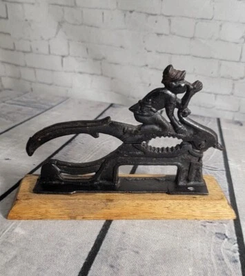 IMP Cascanueces Antiguo Hierro Fundido Caprichoso Elfo Montar Pájaro Nueces Sheller Base de Madera Foto 1 de 4