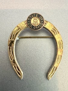 Vintage State of Colorado Siegel Hufeisen Souvenir Anstecknadel goldfarben Emaille - Bild 1 von 12