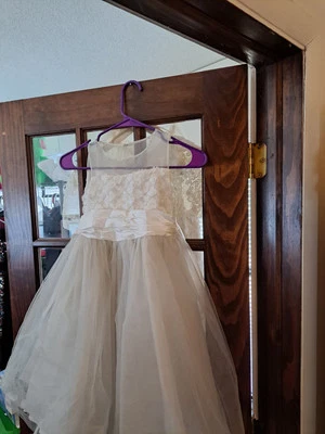 女孩尺寸 6 尖上衣花朵女孩或公社礼服白色 — 第 1/4 张图片