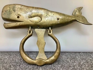 Aldaba de puerta de latón vintage ballena patrimonio náutico antiguo Nueva Inglaterra regalo único KZ - Imagen 1 de 9