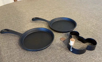 Molde para huevos/panqueques Disney Mickey Mouse con 2 sartenes individuales de hierro fundido Foto 1 de 4