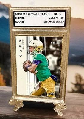 GEMA CLASIFICADA-MT 10 CJ CARR Notre Dame 2025 Hoja Lanzamiento Especial NOVATO #R-05 Foto 1 de 4