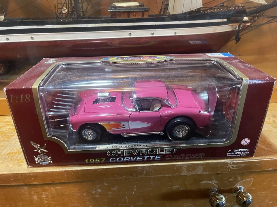 Road Legends - Chevrolet Corvette Gasser 1957 rosa - Escala 1:18 - Imagem 1 de 1