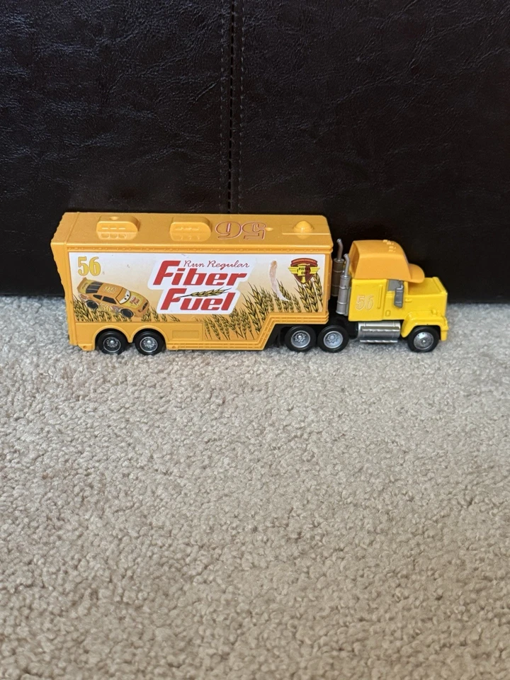 Camión de combustible de fibra fundida a presión Disney Pixar Cars Foto 1 de 4