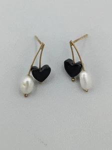 Vintage-Stil schwarze Herz & Kunstperlen Ohrstecker - goldfarben, zierlich, zurückhaltend - Bild 1 von 5