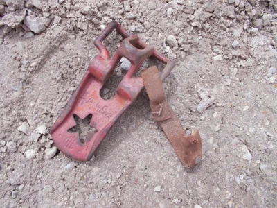 International IH Canada SA452 star cut out buckle bracket — 第 1/4 张图片