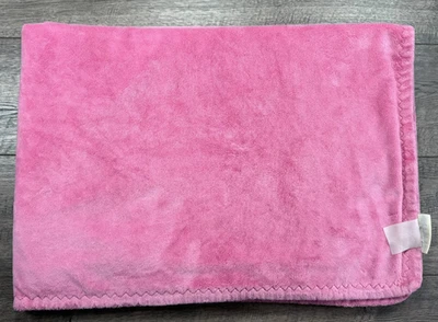Gamuza de felpa Pottery Barn Kids rosa oscuro puntadas en zig zag en el borde manta para bebé Foto 1 de 4