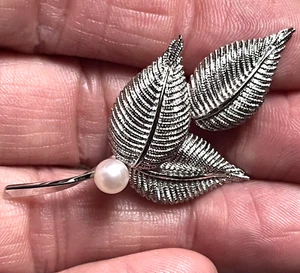 Sterling Silver Akoya Pearl Leaf Brooch Signed Wells - Picture 1 of 6