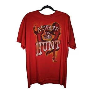 Always On The Hunt Hirsch T-Shirt Herren XL sexy Frau in Heels Neuheit rot - Bild 1 von 10
