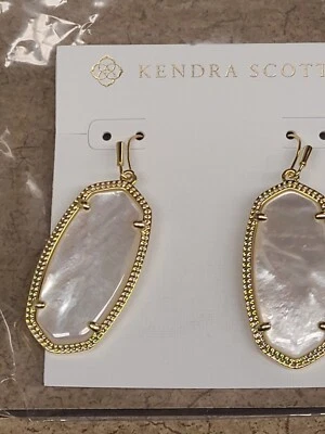 Серьги из перламутра цвета слоновой кости золотистого цвета Kendra Scott Elle - Изображение 1 из 4